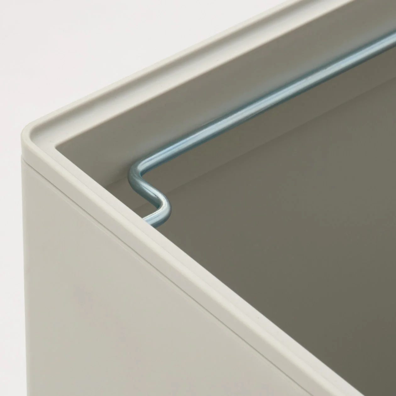 Polypropylene Dust Bin with Lid - 11 L - Image 3