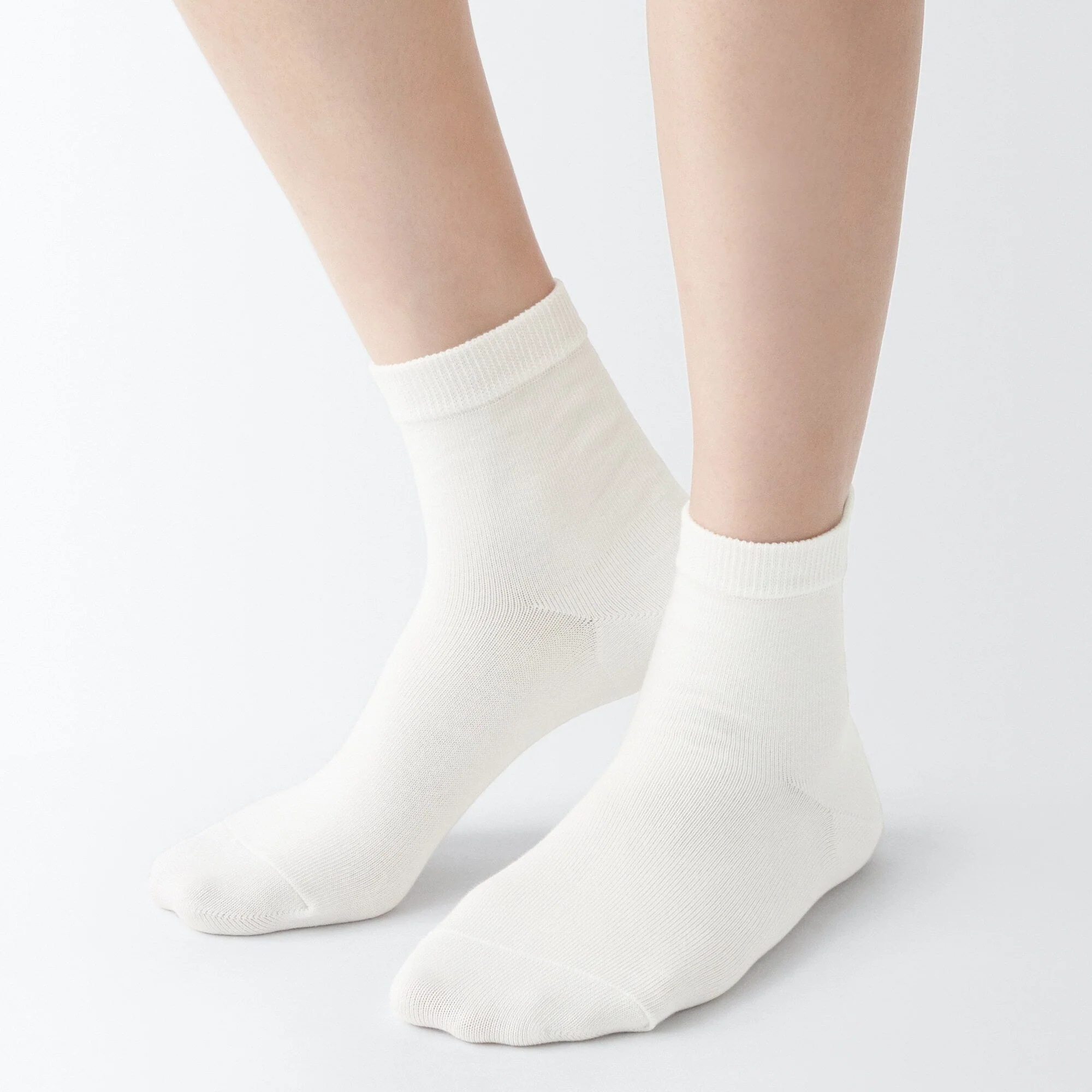 Right Angle Loose Top Short Socks - Image 4