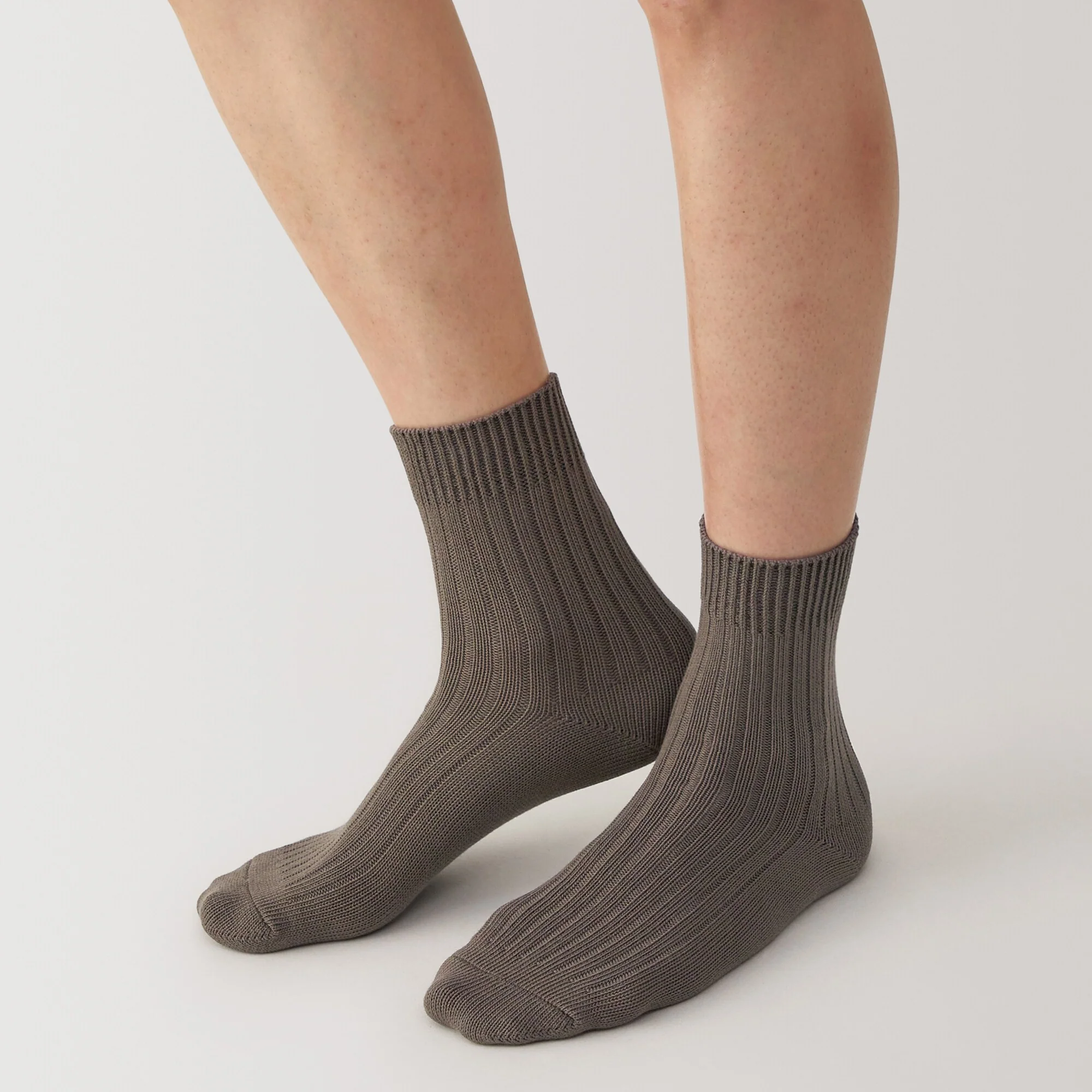 Right Angle Ribbed Thick Short Socks - Image 6