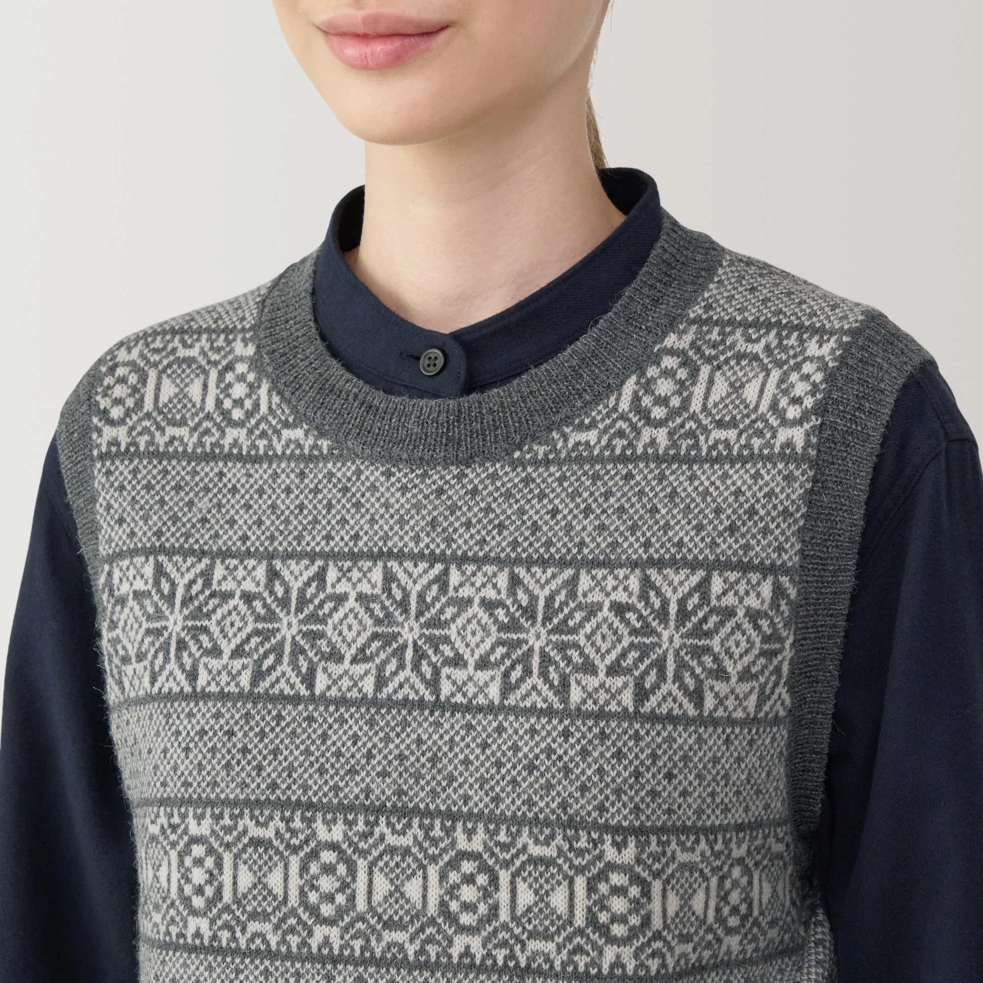 Women's Andes Wool Jacquard Pattern Vest - Image 14